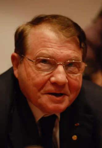 Ai là người đầu tiên phát hiện ra virus HIV? Tiến sĩ Luc Montagnier trong một buổi họp báo