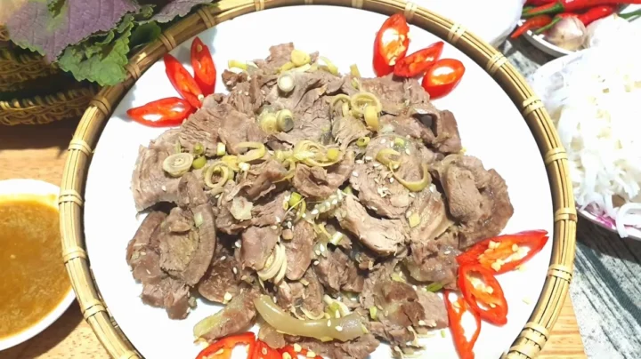 Tô thịt bò hấp đầy đặn với rau sống và nước chấm