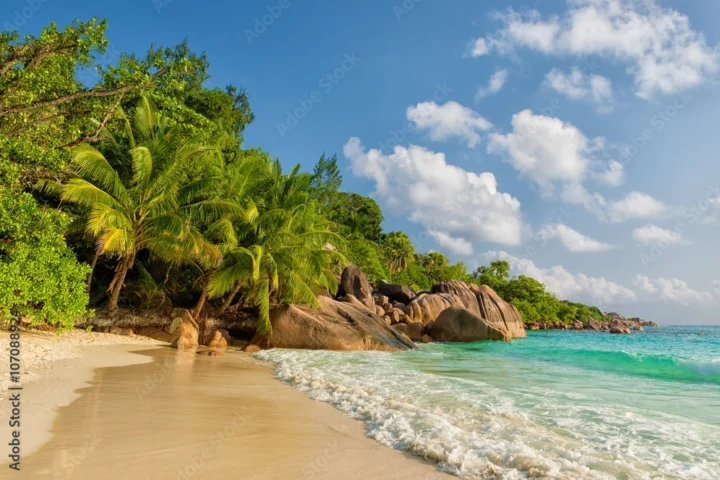 Anse Lazio: Thiên Đường Biển Đảo Praslin 2026 Toàn cảnh bãi biển Anse Lazio với cát trắng và nước biển xanh biếc