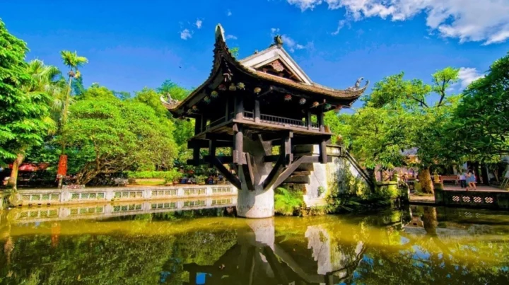 Toàn cảnh Chùa Một Cột nhìn từ trên cao