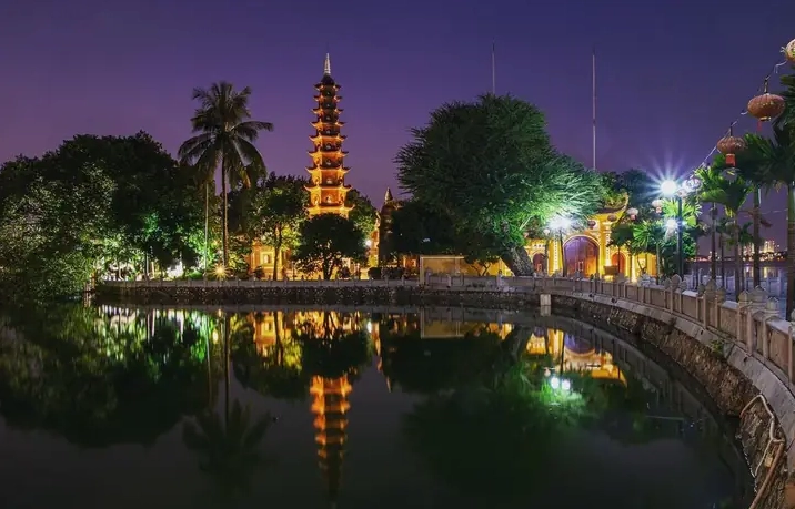 Toàn cảnh Chùa Trấn Quốc nhìn từ xa