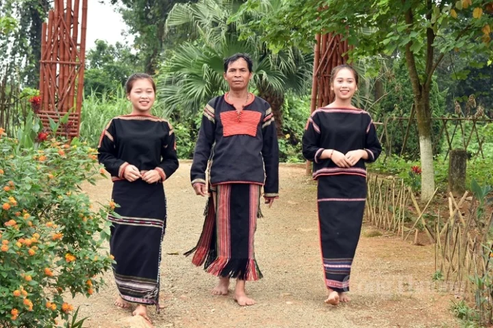 trang-phuc-nguoi-e-e-net-ep-van-hoa-oc-ao-tay-nguyen_519