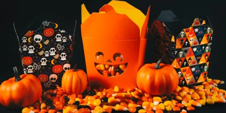 Trẻ em hóa trang đi xin kẹo trong đêm Halloween