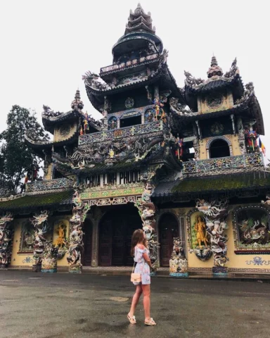 Tượng Bồ Đề Đạt Ma làm từ vật liệu tự nhiên tại Chùa Ve Chai