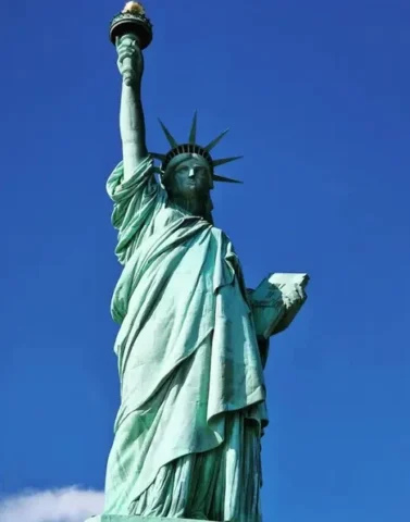 Tượng Nữ Thần Tự Do sừng sững giữa biển trời New York
