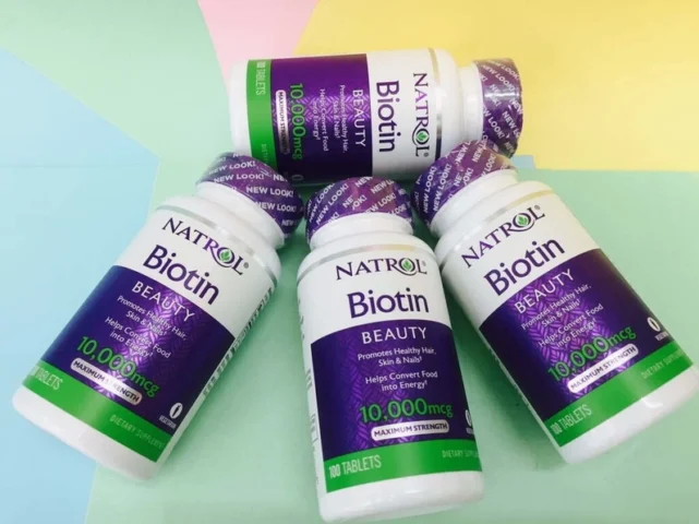 Viên uống biotin và ly nước