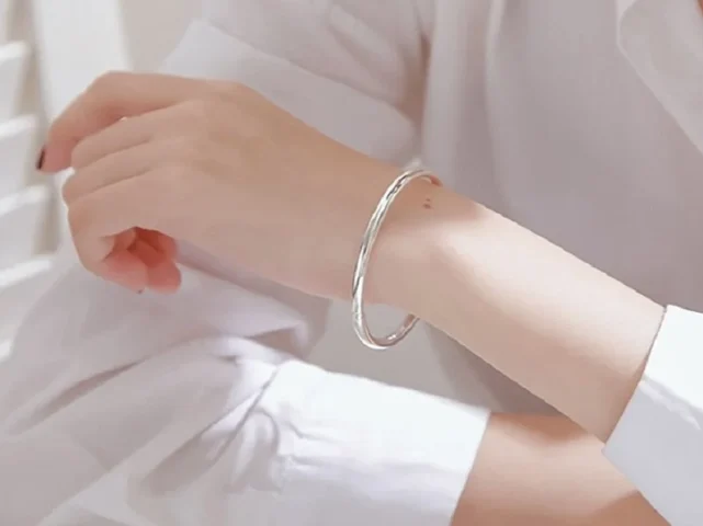 Vòng tay tròn phù hợp cho người có cổ tay 15cm
