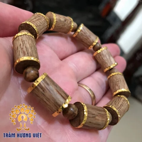 Vòng trầm hương bọc vàng sang trọng