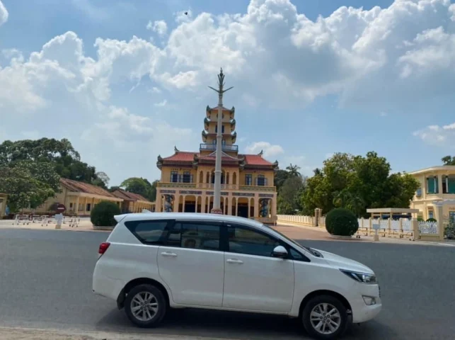 Xe taxi 4 chỗ sạch sẽ chuẩn bị đón khách đi tỉnh